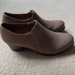 Natural Soul brown ankle booties